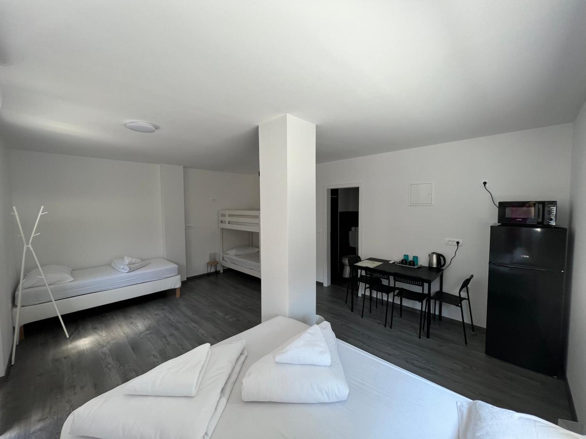 Hotel Lemonwood House à Postojna Extérieur photo