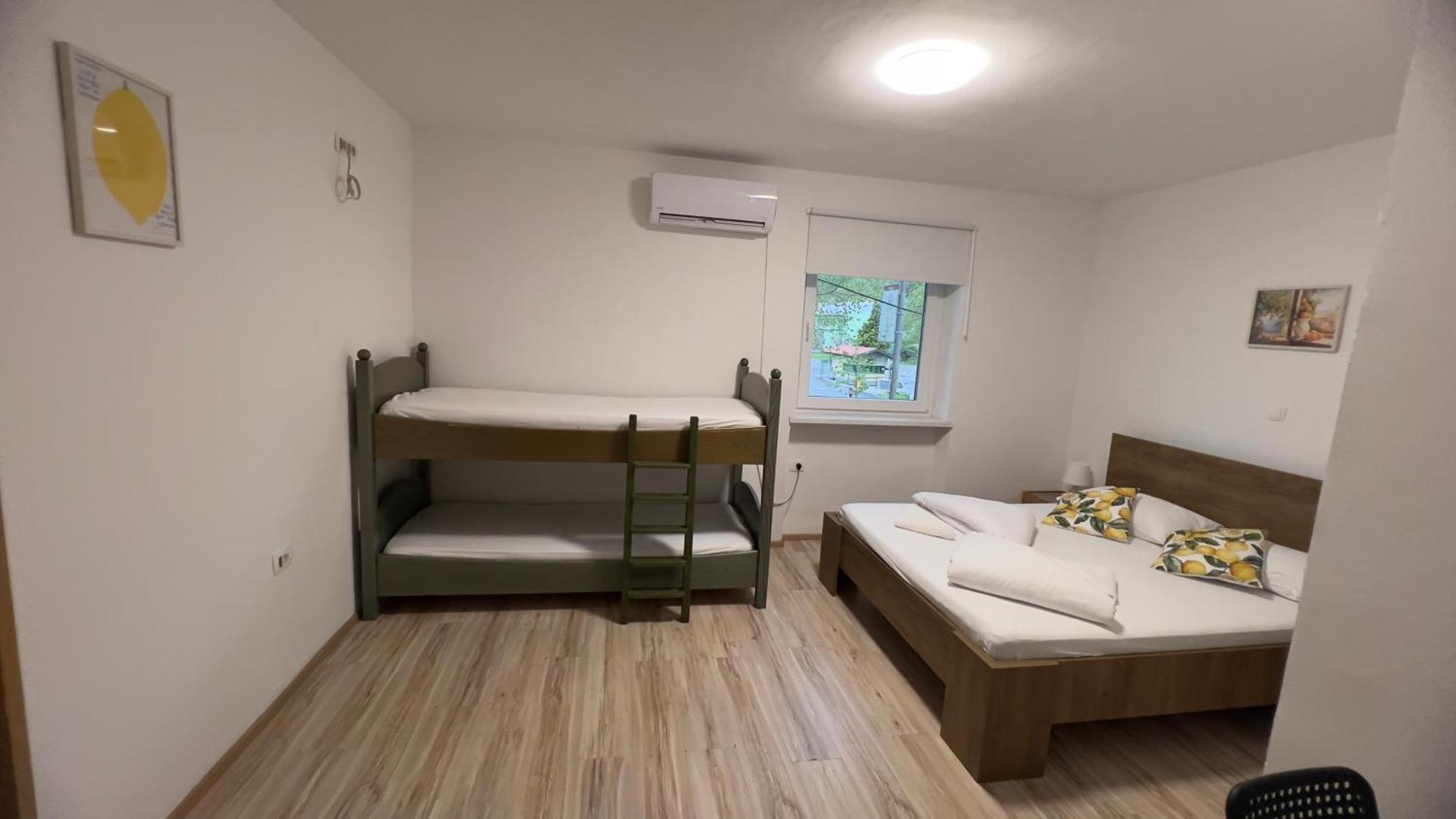 Hotel Lemonwood House à Postojna Extérieur photo